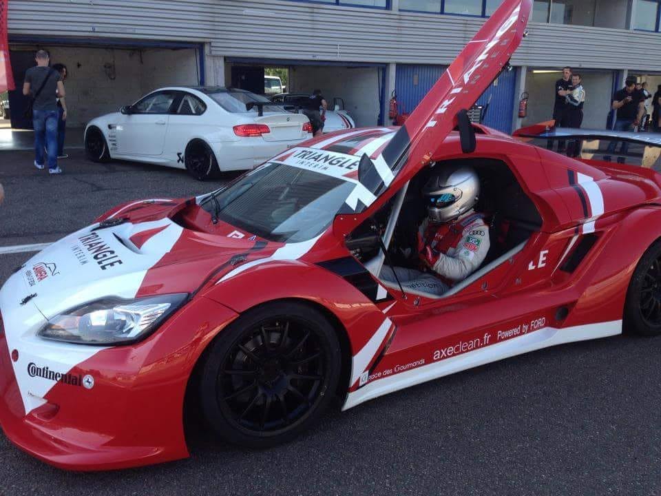 Pilote installé dans une voiture de course